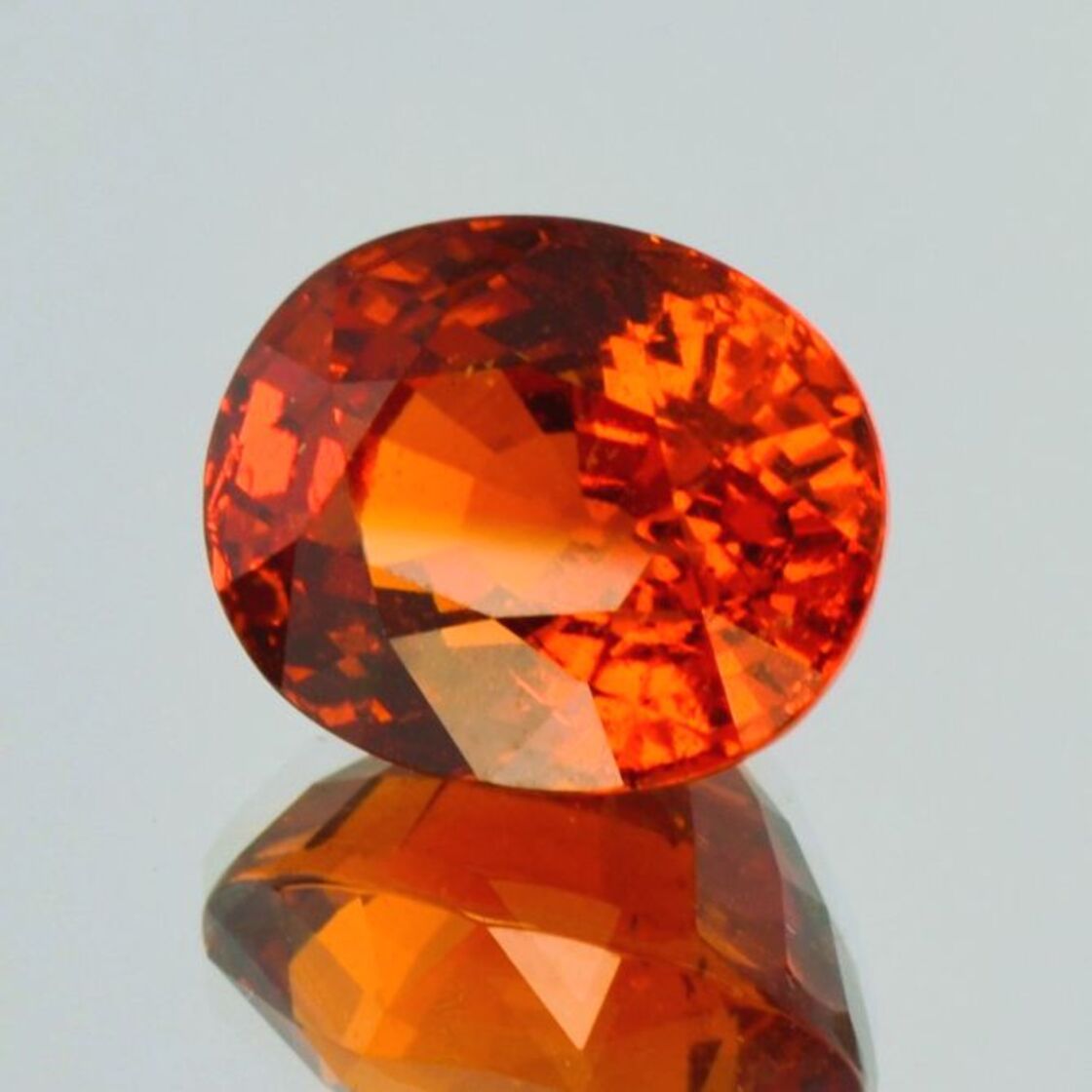 Mandarin Granat oval rötlich orange 21,76 ct.