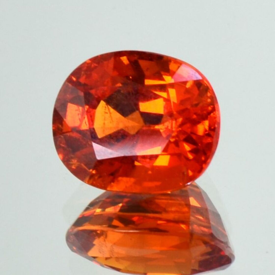 Mandarin-Granat oval rötlich orange 9,31 ct.