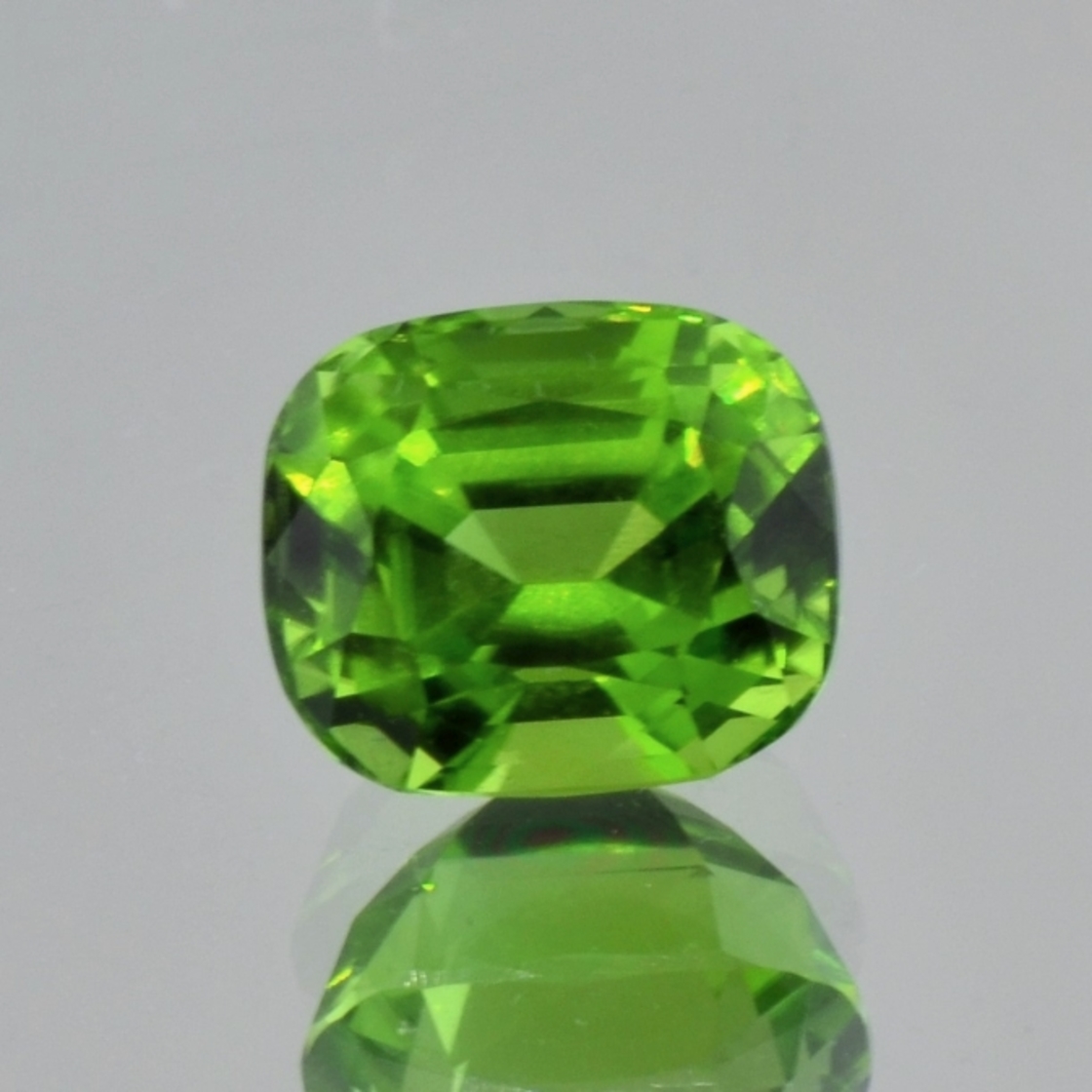 Peridot cushion green 6.41 ct