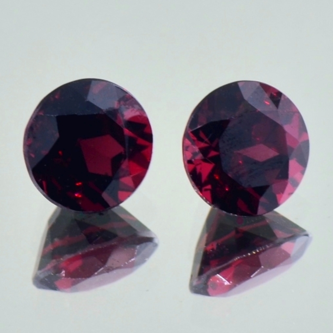 Rhodolith Granat Duo rund dunkelrot 23,68 ct