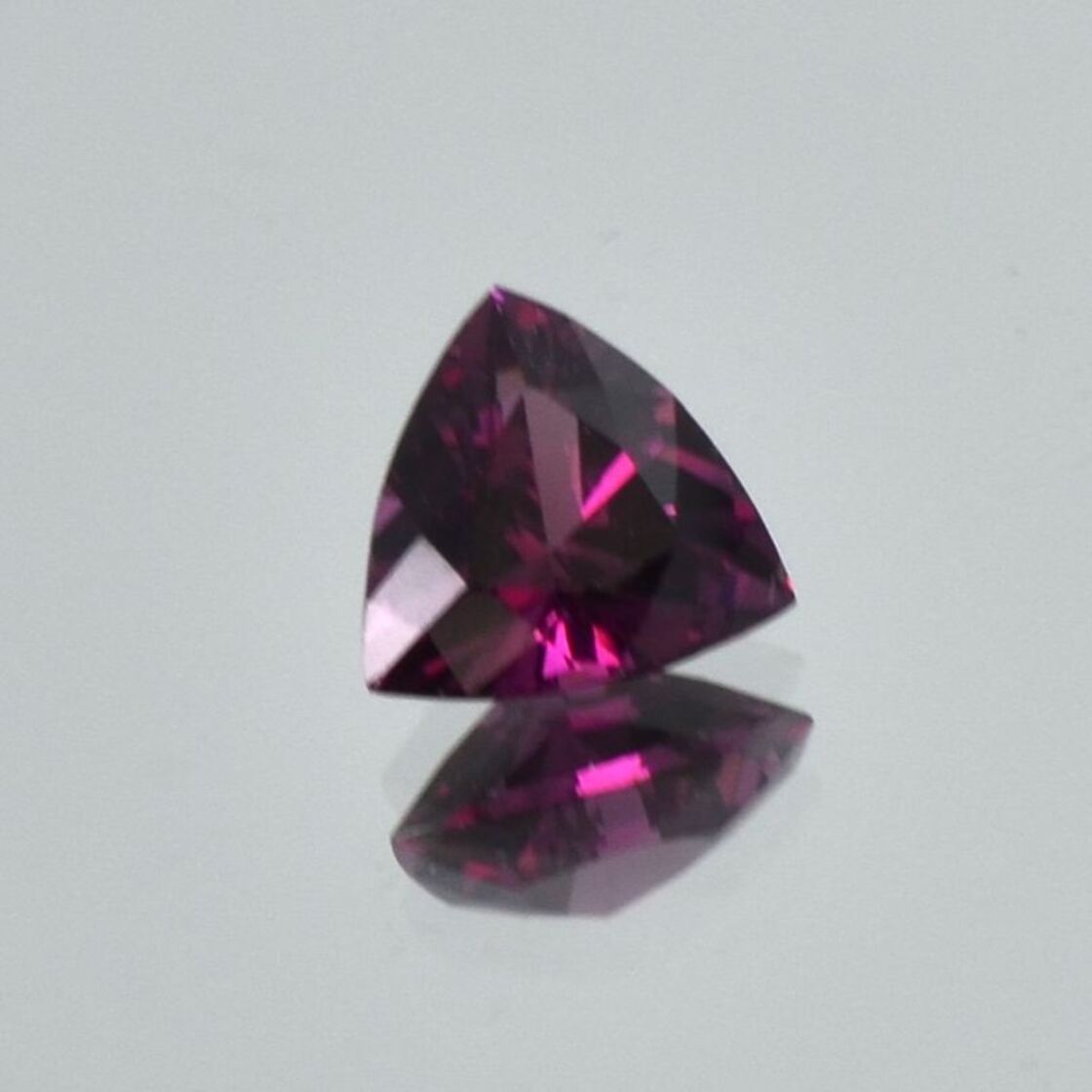 Rhodolite Garnet trillion purple red 1.45 ct.