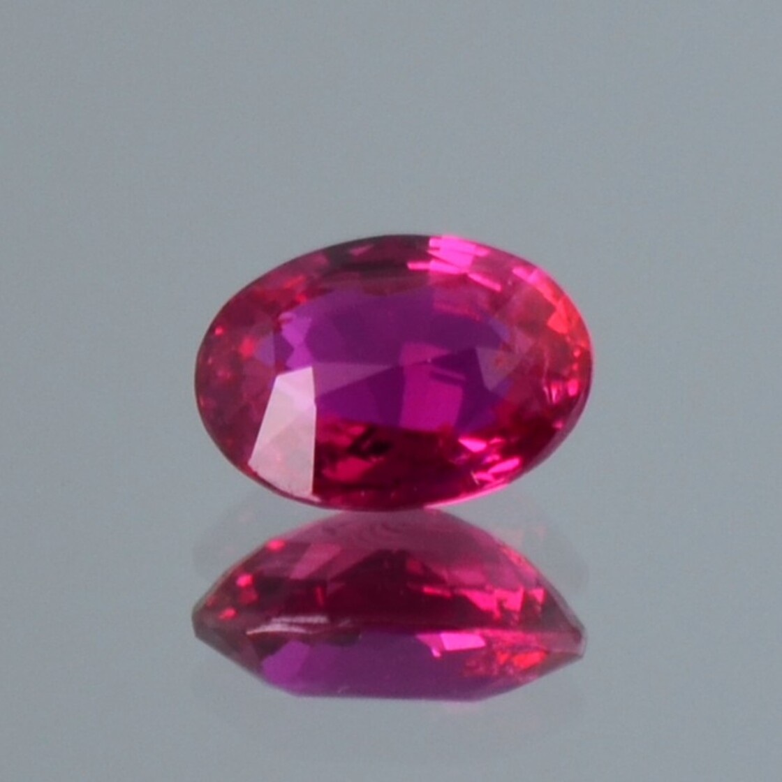 Rubin oval pink-rot unbehandelt 1,06 ct.