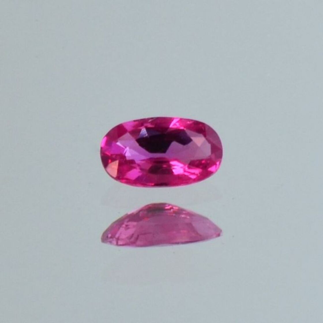 Rubin oval rötlich-pink ungebrannt 0,55 ct