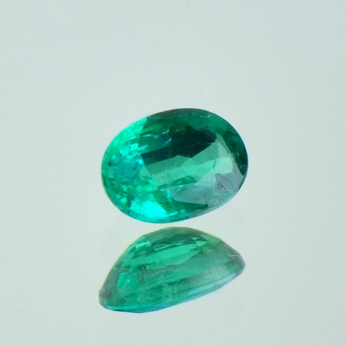 Smaragd oval grün 0,80 ct