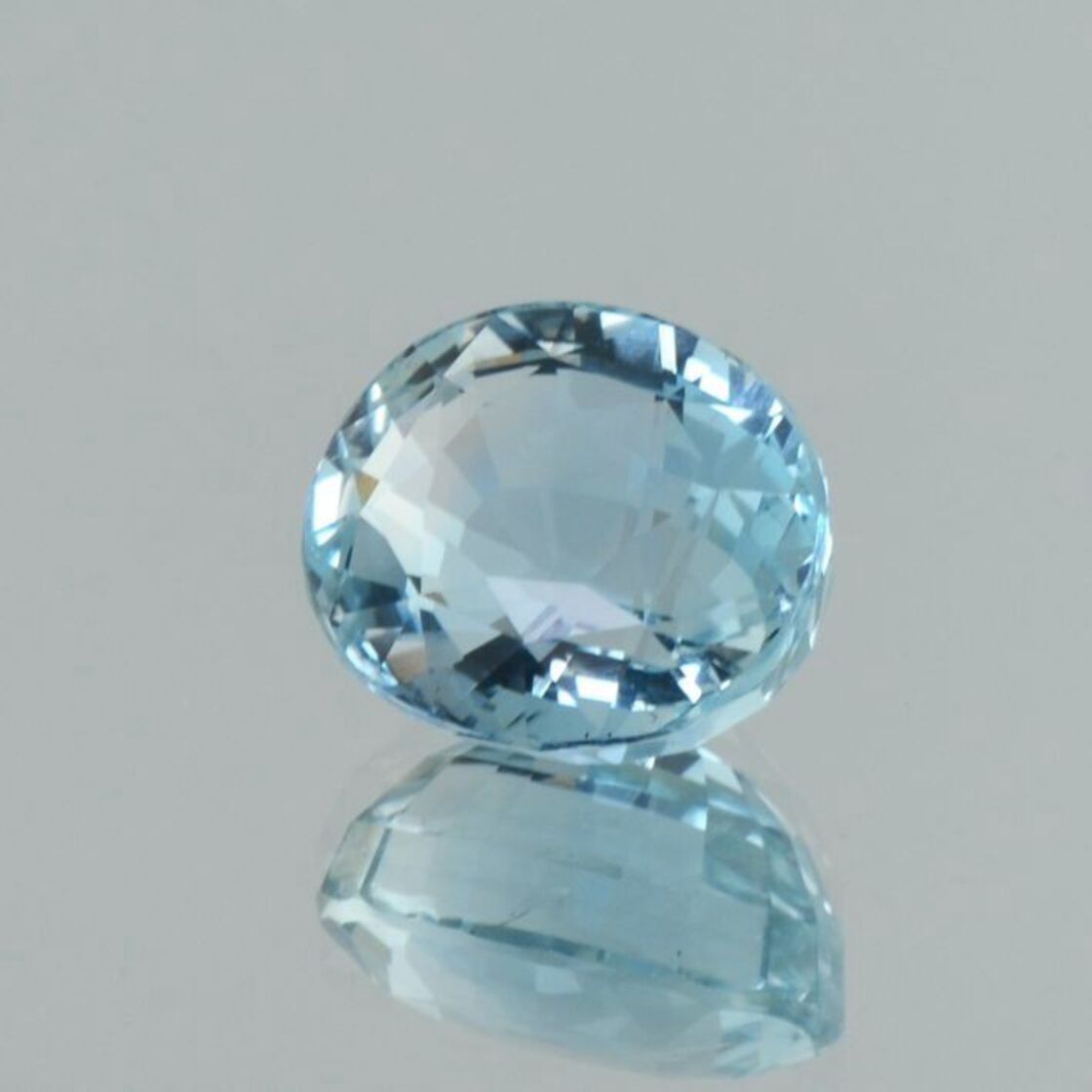 Topas oval hellblau unbehandelt 9,29 ct.