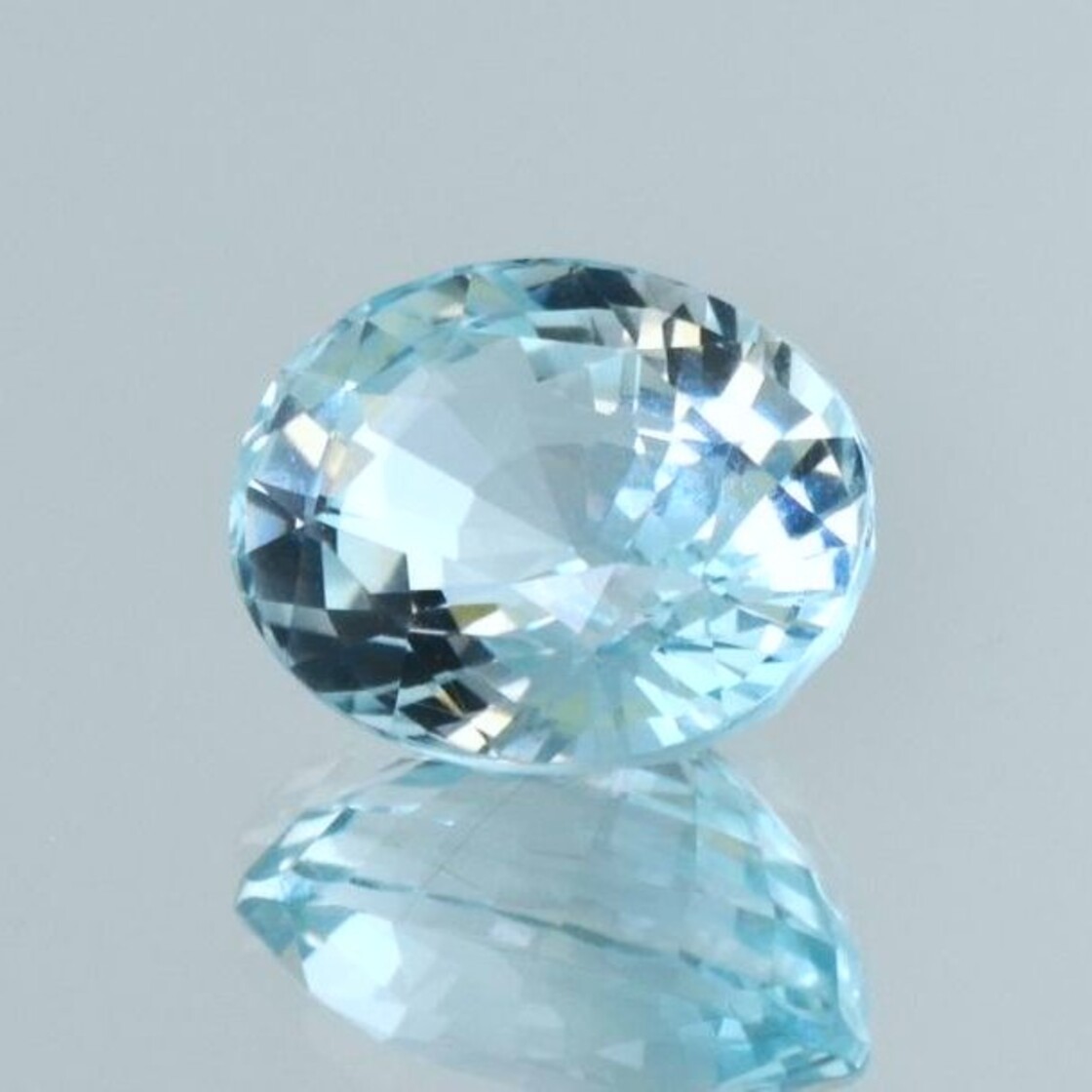 Topas oval hellblau unbehandelt 9,29 ct.