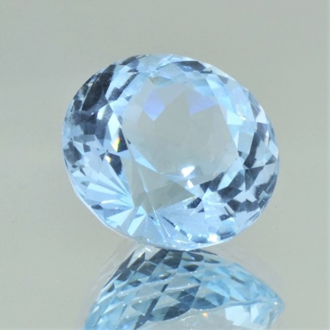 Topaz round light blue 25.58 ct