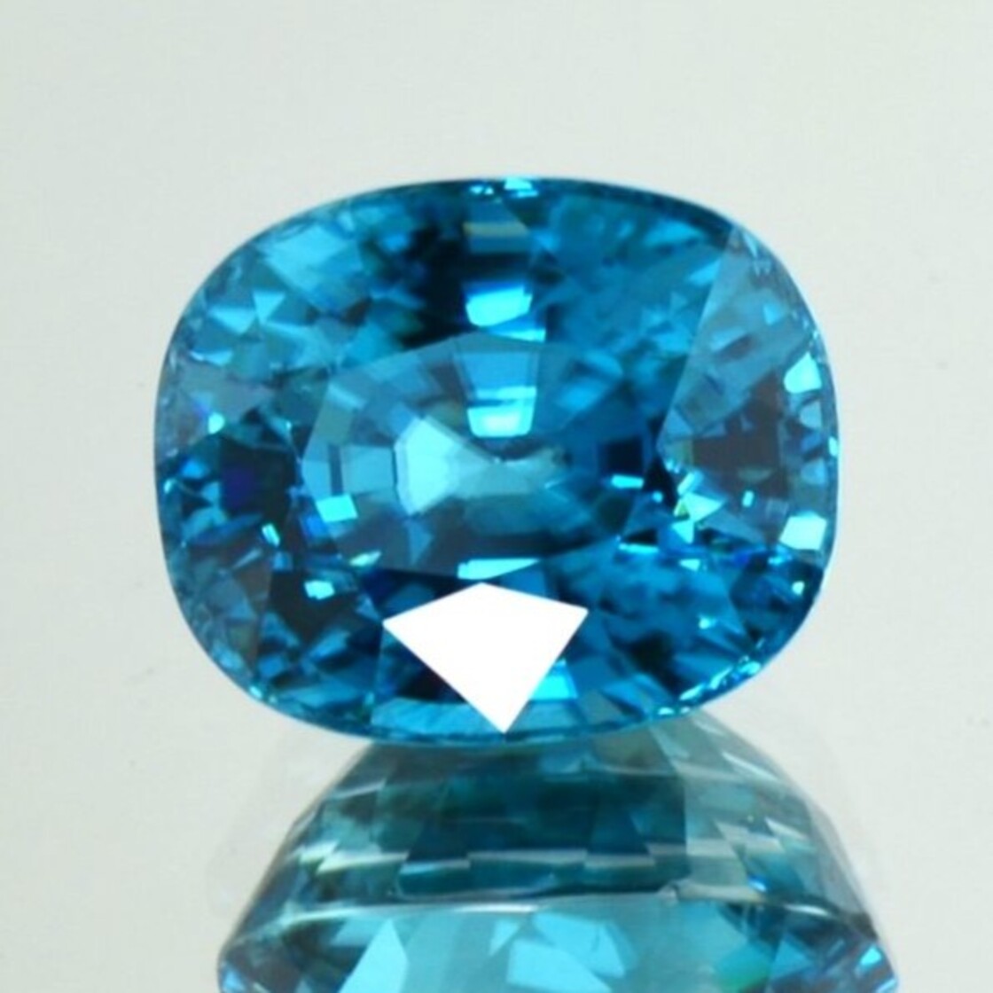 Zirkon antik intensives Blau 20,35 ct.