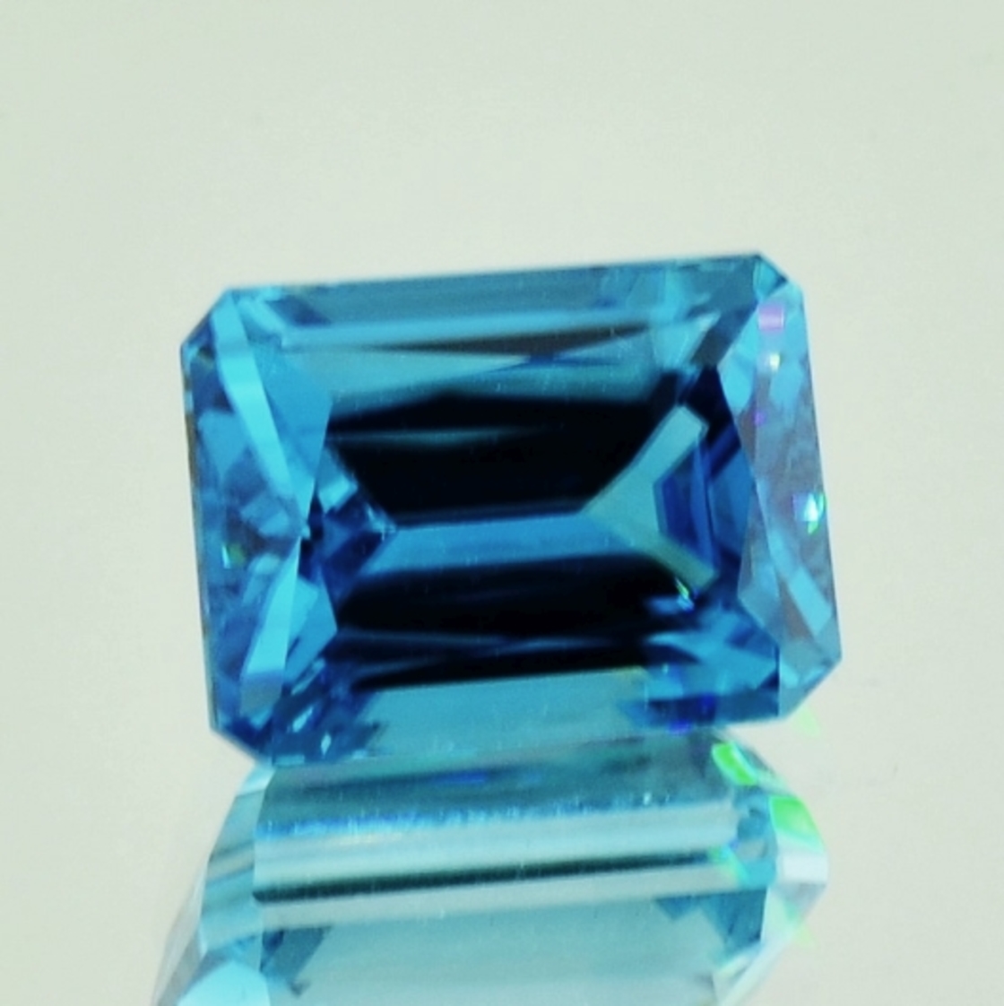 Zirkon octagon blau 13,54 ct