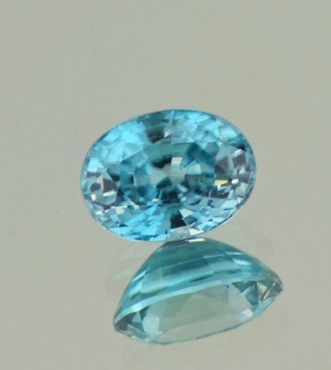 Zirkon oval intensives Hellblau 3,85 ct.