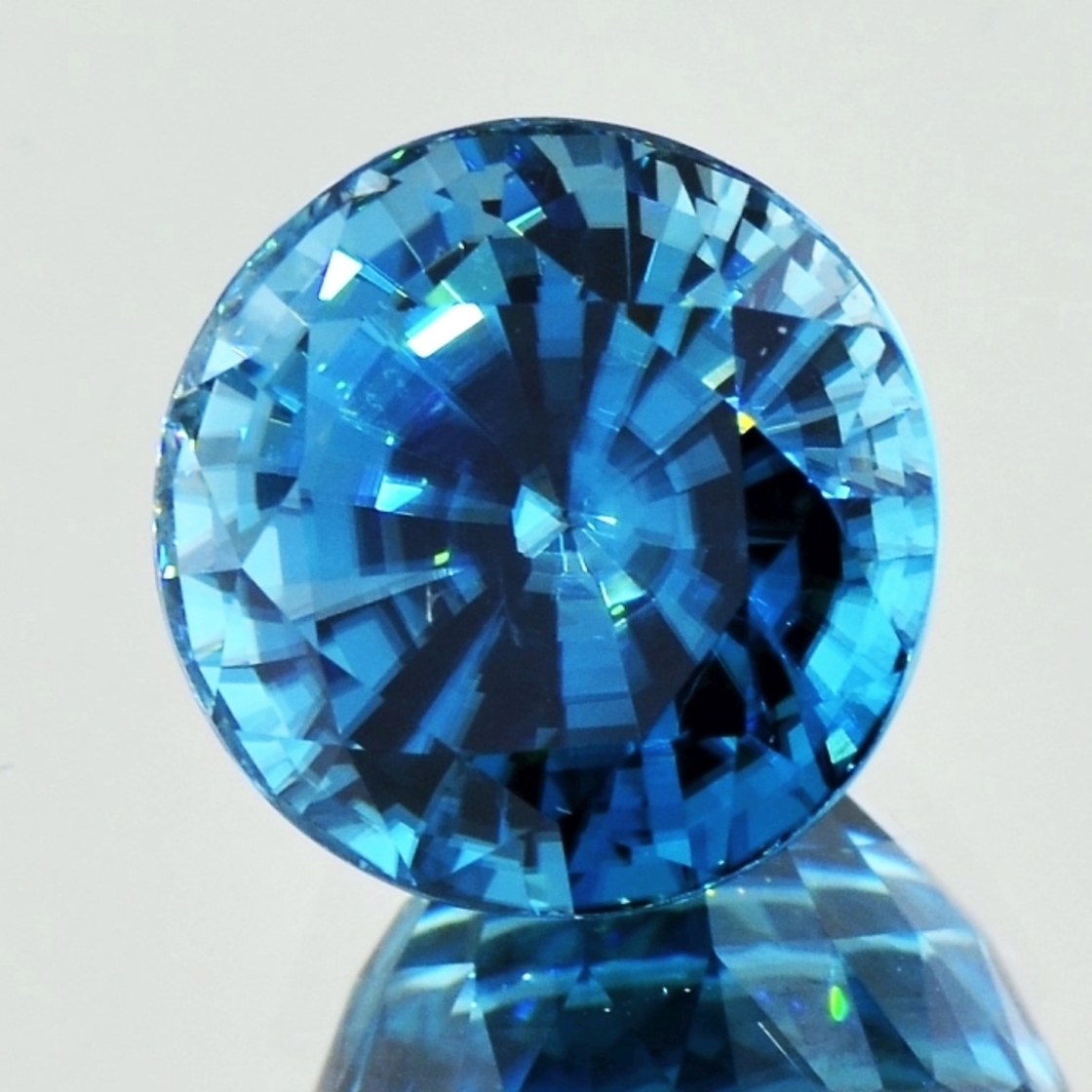 Zirkon rund intensives-Blau 20,97 ct