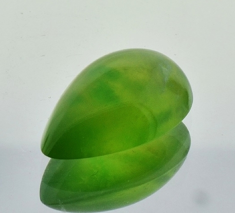 Hydrogrossular Granat, Tropfen Cabochon (11,38 ct.) aus Pakistan Hydrogrossular Granat, Tropfen Cabochon (11,38 ct.) aus Pakistan