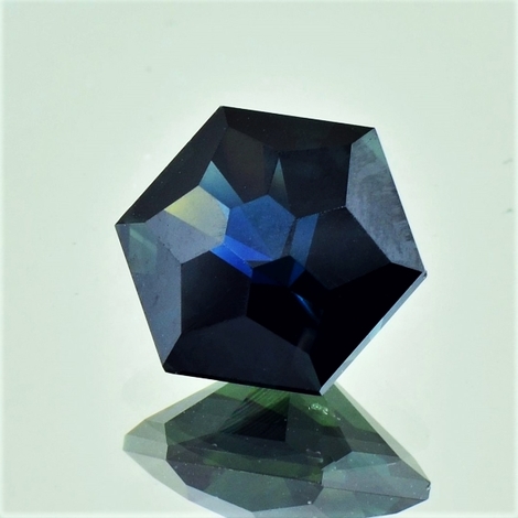 Saphir Design-Sechseck dunkelblau 8,03 ct Saphir Design-Sechseck dunkelblau 8,03 ct