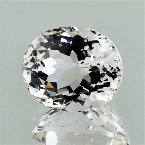 Beryl oval farblos-getönt 16.20 ct Beryl oval farblos-getönt 16.20 ct