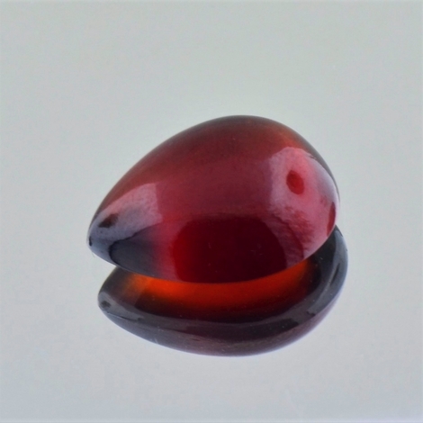 Hessonit Granat, Tropfen Cabochon (13,13 ct.) aus Sri Lanka Hessonit Granat, Tropfen Cabochon (13,13 ct.) aus Sri Lanka