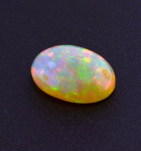 Edelopal Cabochon oval 12,17 ct