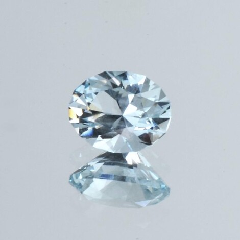 Aquamarin Design-Oval sehr helles Blau 2,18 ct