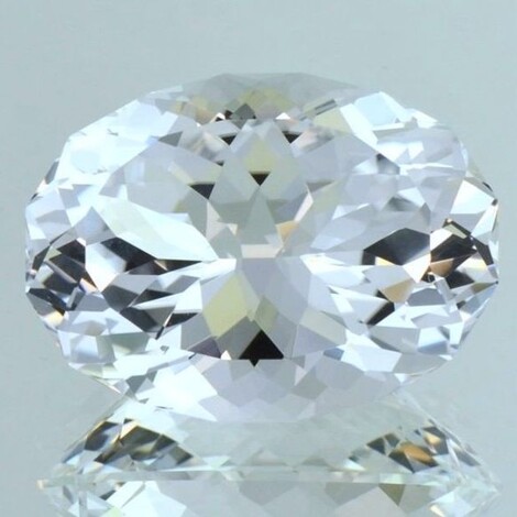 Topas oval farblos unbehandelt 84,35 ct.