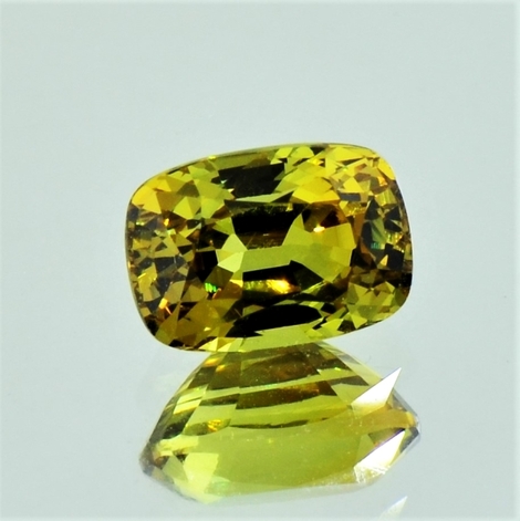 Mali-Garnet cushion yellowish green 3.05 ct Mali-Garnet cushion yellowish green 3.05 ct