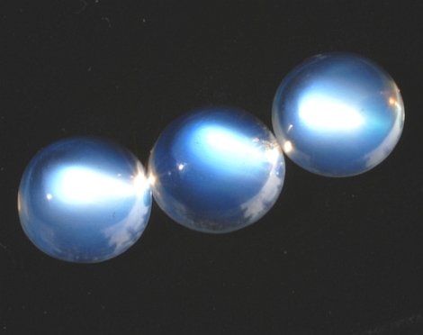 Mondstein Cabochon Trio rund bläulich-weiss 2,5 ct Mondstein Cabochon Trio rund bläulich-weiss 2,5 ct