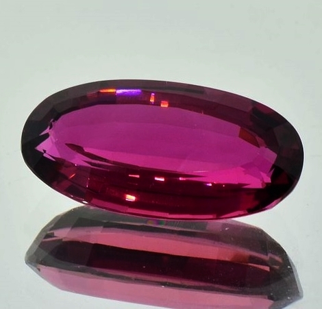 Rubellit Turmalin oval 10,28 ct Rubellit Turmalin oval 10,28 ct