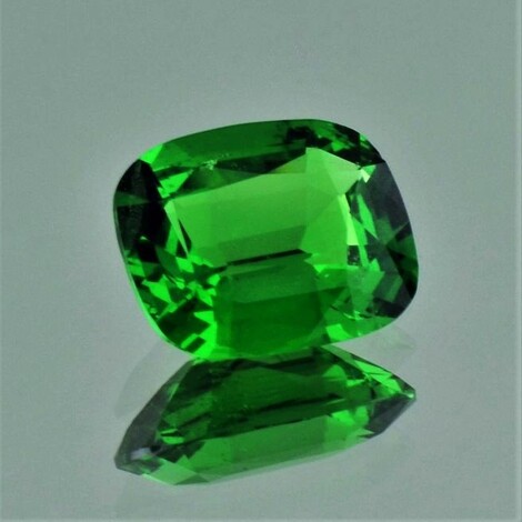 Tsavorite Garnet cushion intense green 4.24 ct.