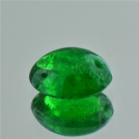 Tsavorit, Oval Cabochon (8,51 ct.) aus Kenia (Taita Hills) Tsavorit, Oval Cabochon (8,51 ct.) aus Kenia (Taita Hills)