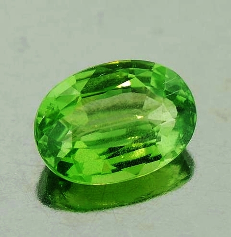 Tsavorit oval 2,05 ct. Tsavorit oval 2,05 ct.