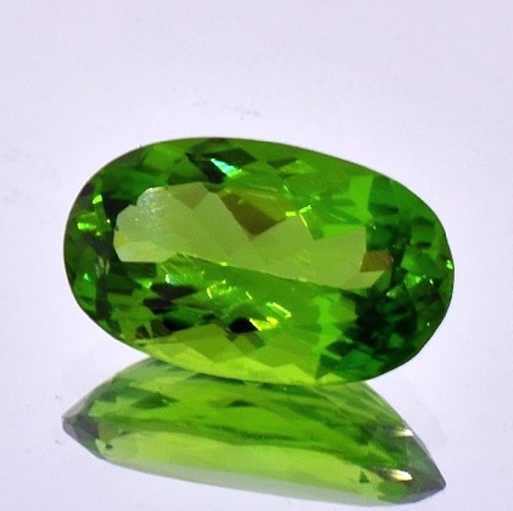 Peridot Oval 11,18 ct