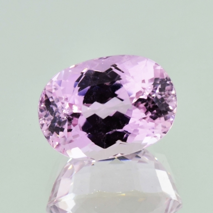 Kunzite oval 17.84 ct