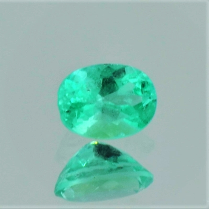 Emerald oval intense light green 0.93 ct