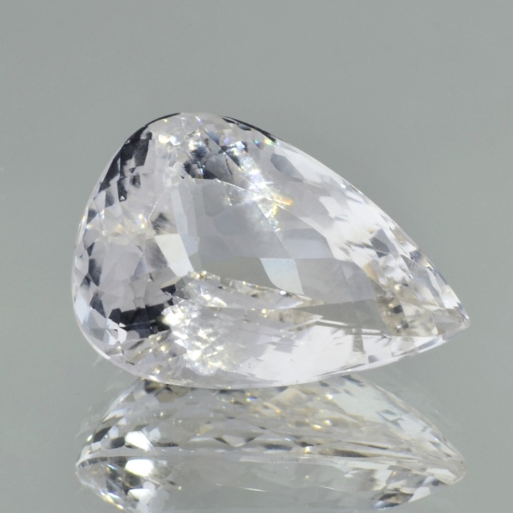 Edelberyll Goshenit Tropfen farblos-getönt 34,84 ct