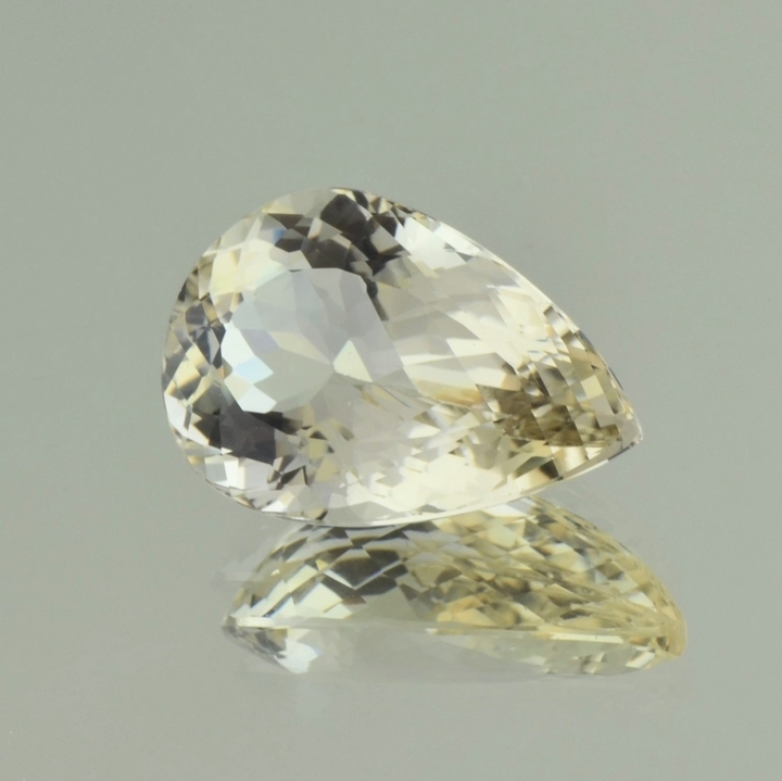 Beryl pear very light yellow 14.08 ct