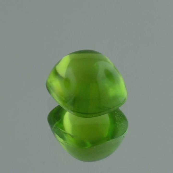 Peridot cabochon cushion green 6.33 ct