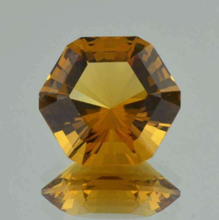 Citrin Designschliff leicht bräunlich orange 22,68 ct