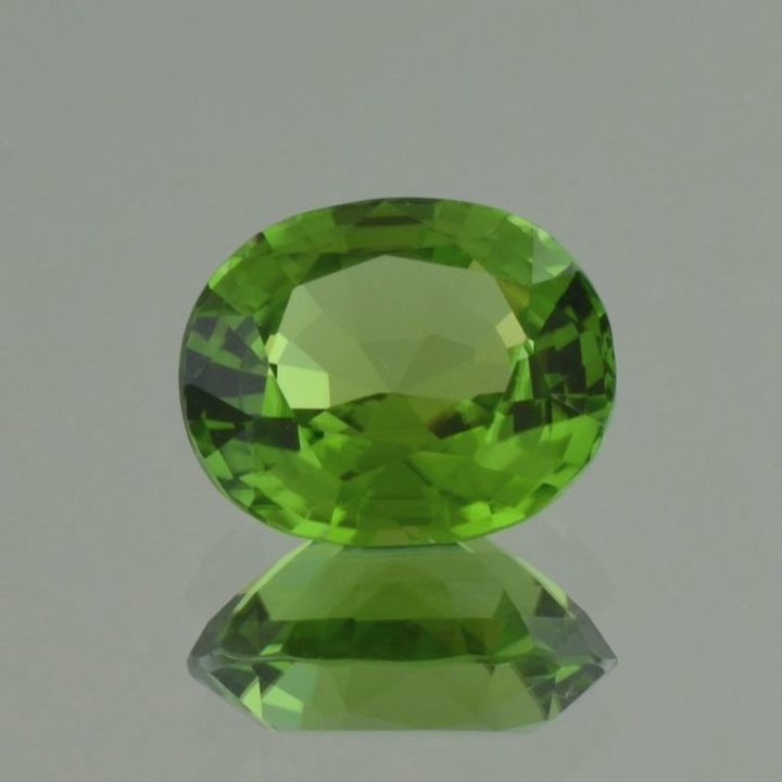 Peridot oval grün unbehandelt 6,85 ct