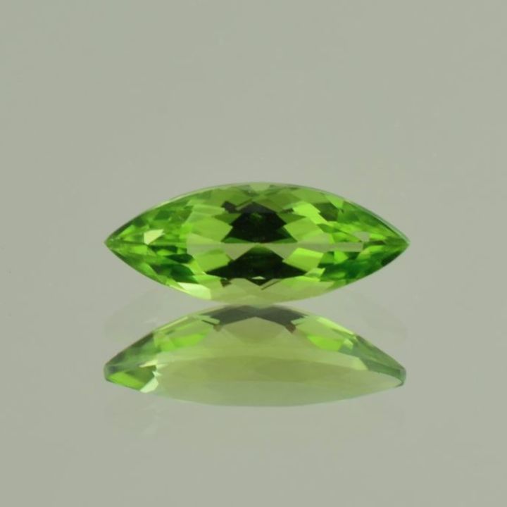 Peridot Navette grün 2,48 ct