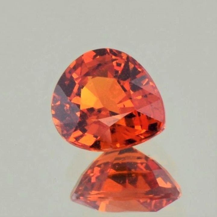 Mandarin-Granat Tropfen rötlich-orange 4,80 ct.