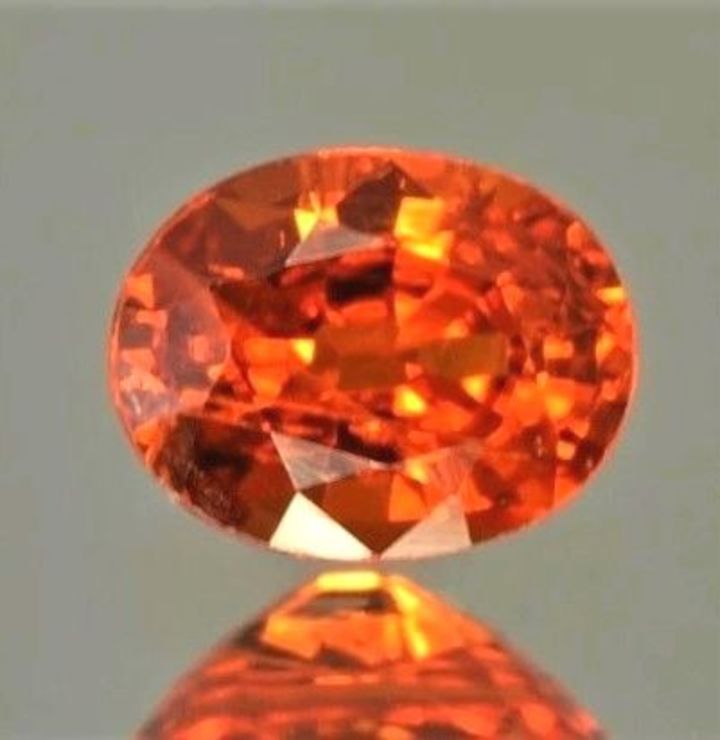 Mandarin-Granat oval rötlich-orange 21,76 ct.