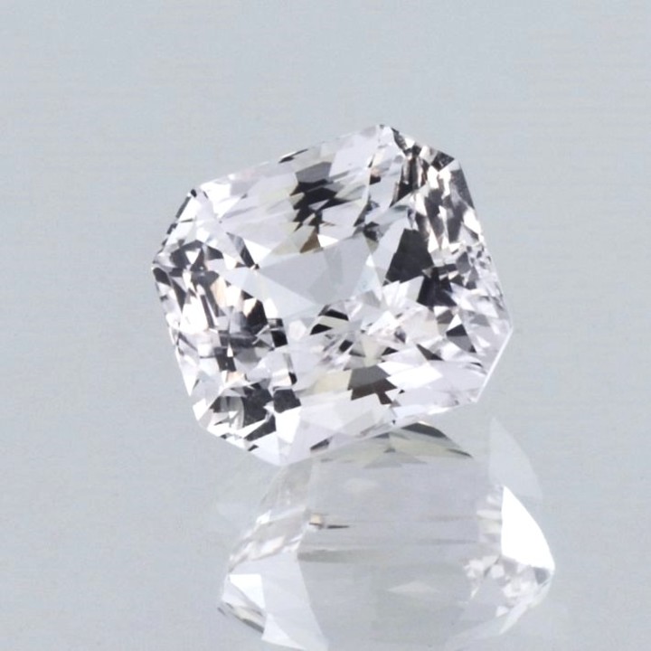 Saphir octagon-princess farblos ungebrannt 5,06 ct.