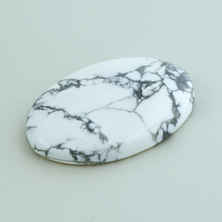 Howlith Cabochon oval weiss+grau 70,12 ct