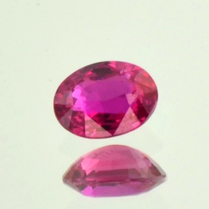 Rubin oval pink-rot ungebrannt 1,06 ct