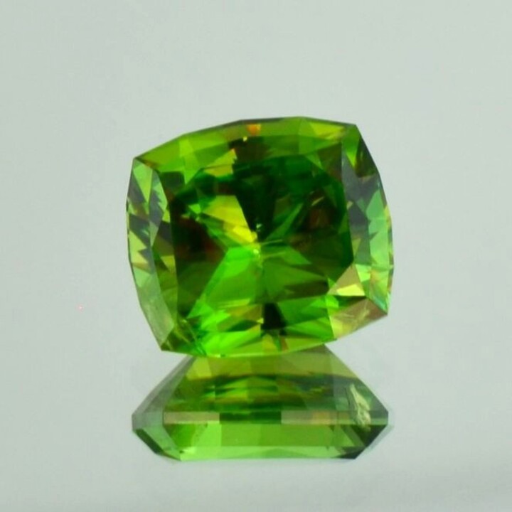 Sphen cushion intense green 6.16 ct