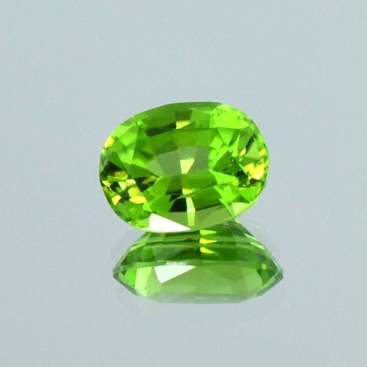 Peridot oval gelblich grün 2,71 ct
