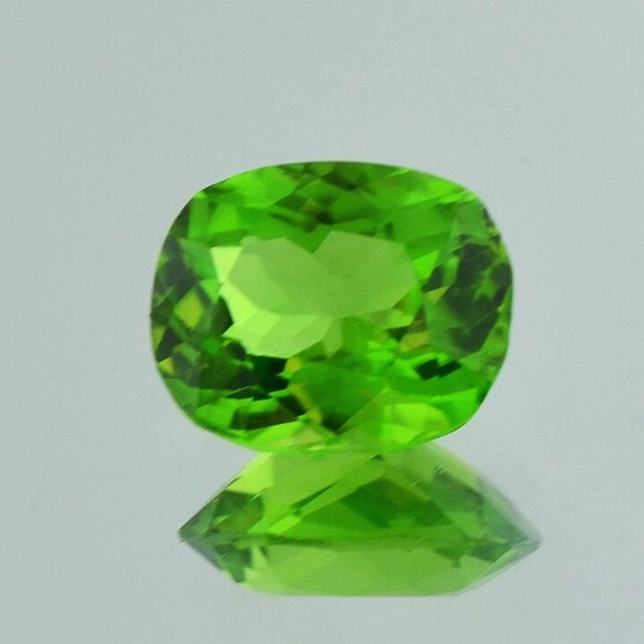 Peridot antikoval intensives Grün 7,18 ct