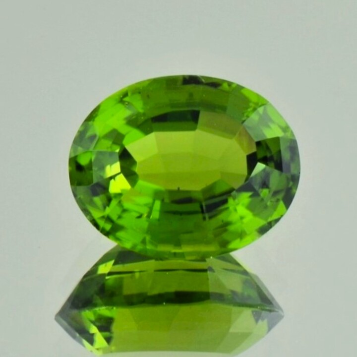 Peridot oval grün unbehandelt 10,50 ct