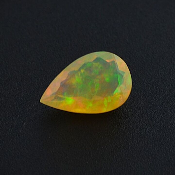 Precious Opal pear hellgelb-opalisierend 3.03 ct.