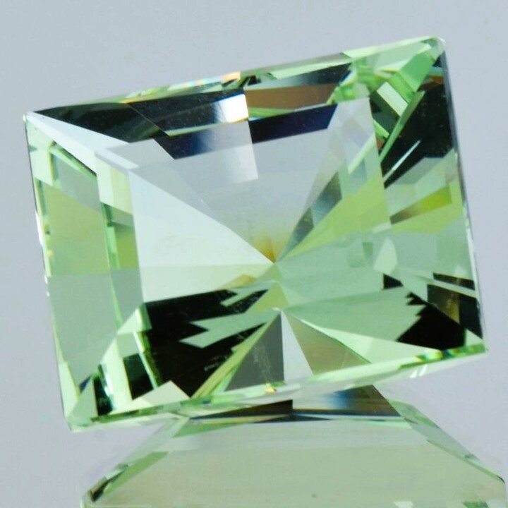 Beryl rectangle mastercut hellgruen untreated 59.35 ct.