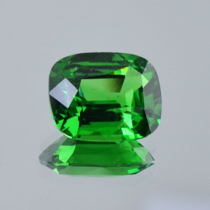 Tsavorite Garnet cushion intense green 4.24 ct.