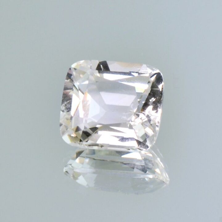 Topaz cushion farblos-getönt 8.49 ct.